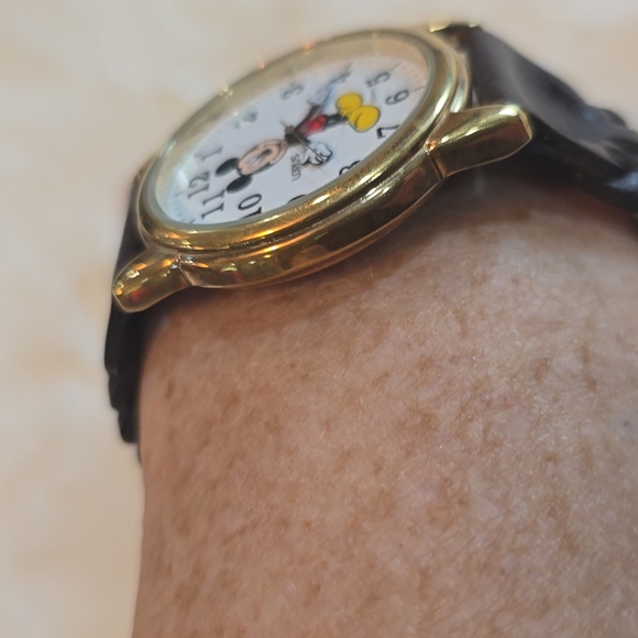 Mickey Mouse Lorus Watch! It Works!  "New Battery 4-25-25".  Looks Like New. - Picture 7 of 12
